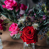 Christmas Kisses – Festive Flowers in Bud Vases