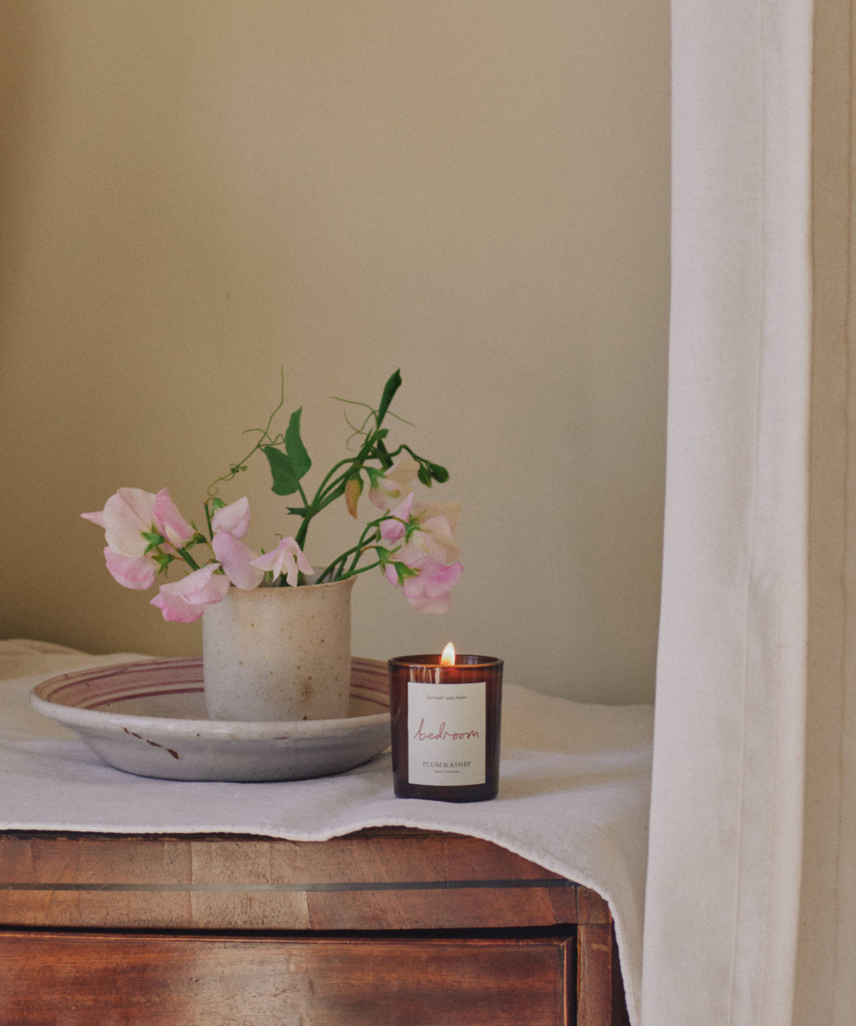 Plum & Ashby Bedroom Votive Candle – Lavender, Tonka & Amber in a recyclable glass vessel, hand-poured with natural soy wax. A luxury vegan candle with calming lavender, warm amber and tonka notes, designed to create a peaceful, relaxing bedroom atmosphere.
