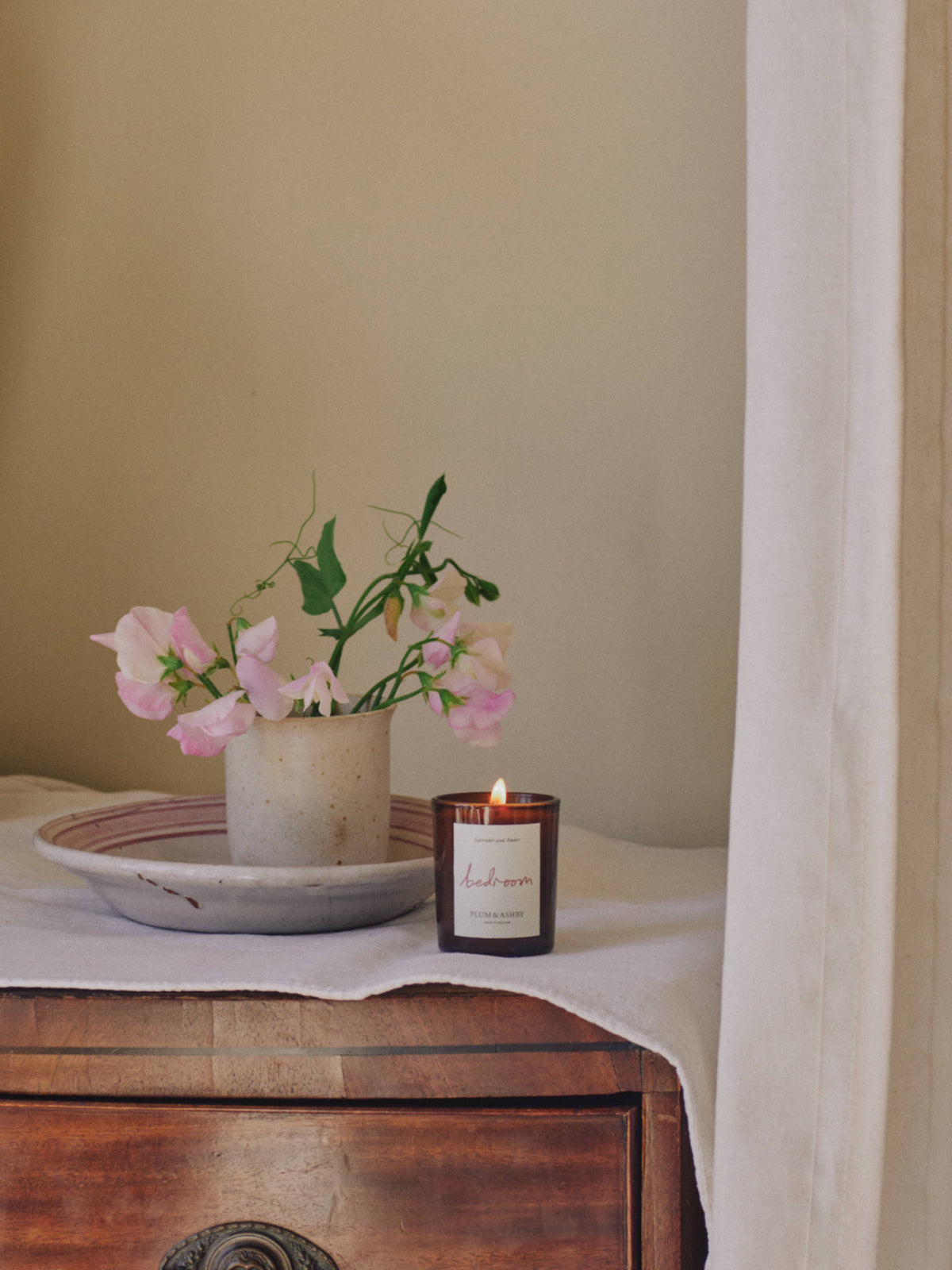 Plum & Ashby Bedroom Votive Candle – Lavender, Tonka & Amber in a recyclable glass vessel, hand-poured with natural soy wax. A luxury vegan candle with calming lavender, warm amber and tonka notes, designed to create a peaceful, relaxing bedroom atmosphere.