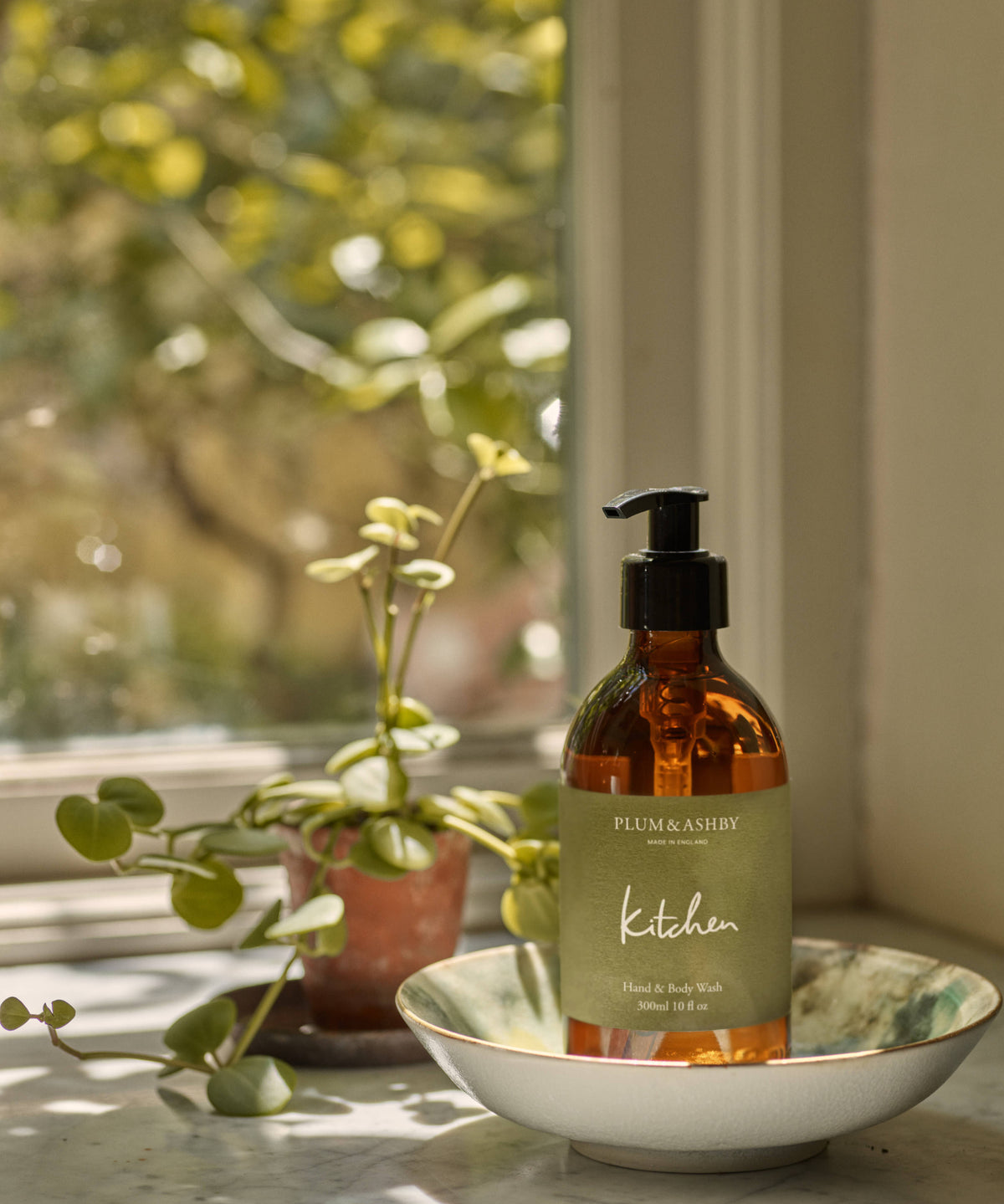 Plum & Ashby Kitchen Hand Wash – Tomato Leaf & Bay in a pump bottle. A nourishing hand wash enriched with vitamin E and glycerin, featuring fresh tomato leaf, green herbal notes and aromatic bay to leave hands clean, soft and lightly scented.