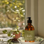 Plum & Ashby Kitchen Hand Wash – Tomato Leaf & Bay in a pump bottle. A nourishing hand wash enriched with vitamin E and glycerin, featuring fresh tomato leaf, green herbal notes and aromatic bay to leave hands clean, soft and lightly scented.