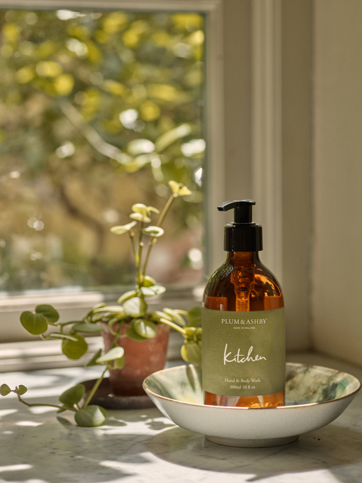 Plum & Ashby Kitchen Hand Wash – Tomato Leaf & Bay in a pump bottle. A nourishing hand wash enriched with vitamin E and glycerin, featuring fresh tomato leaf, green herbal notes and aromatic bay to leave hands clean, soft and lightly scented.