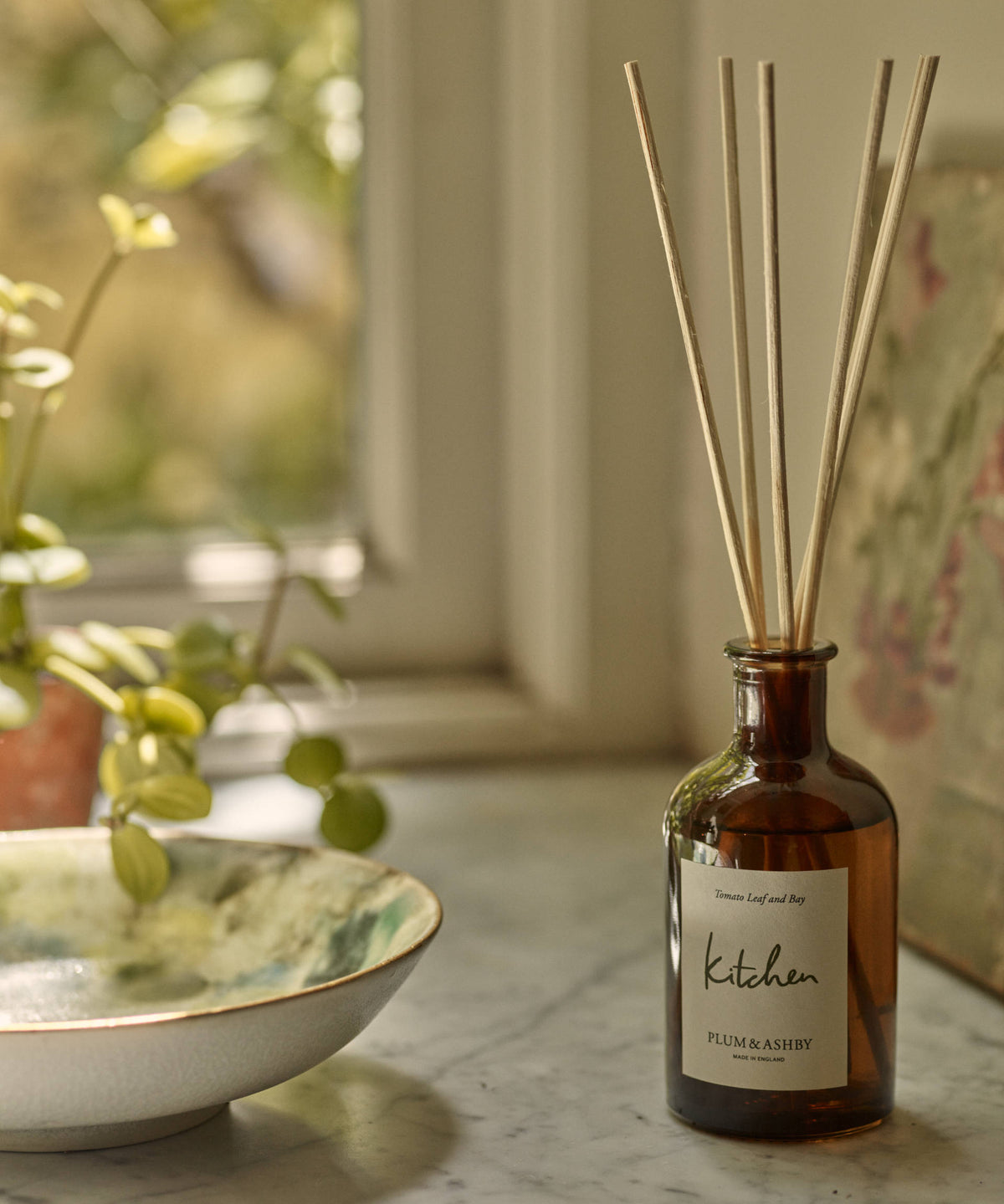 Plum & Ashby Kitchen Reed Diffuser – Tomato Leaf & Bay with natural reeds in a glass bottle. A long-lasting home fragrance with fresh tomato leaf, green herbal notes and aromatic bay, designed to bring a clean, uplifting scent to kitchens and dining spaces.