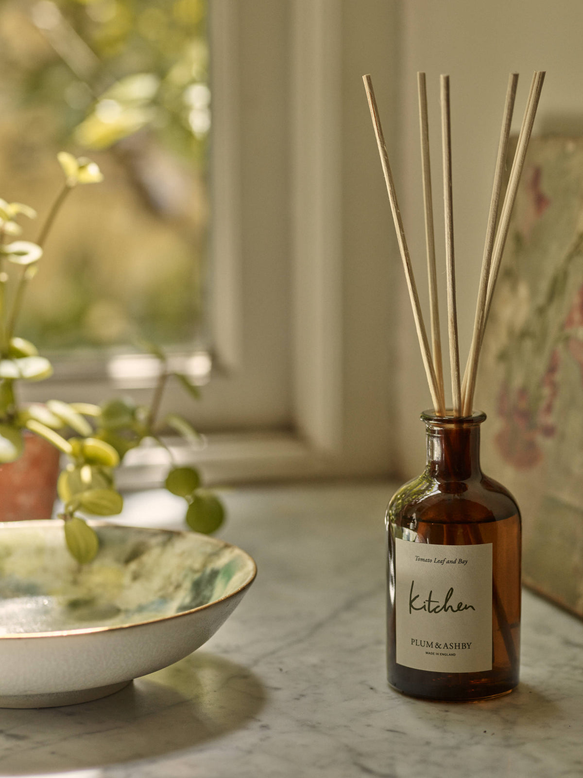 Plum & Ashby Kitchen Reed Diffuser – Tomato Leaf & Bay with natural reeds in a glass bottle. A long-lasting home fragrance with fresh tomato leaf, green herbal notes and aromatic bay, designed to bring a clean, uplifting scent to kitchens and dining spaces.
