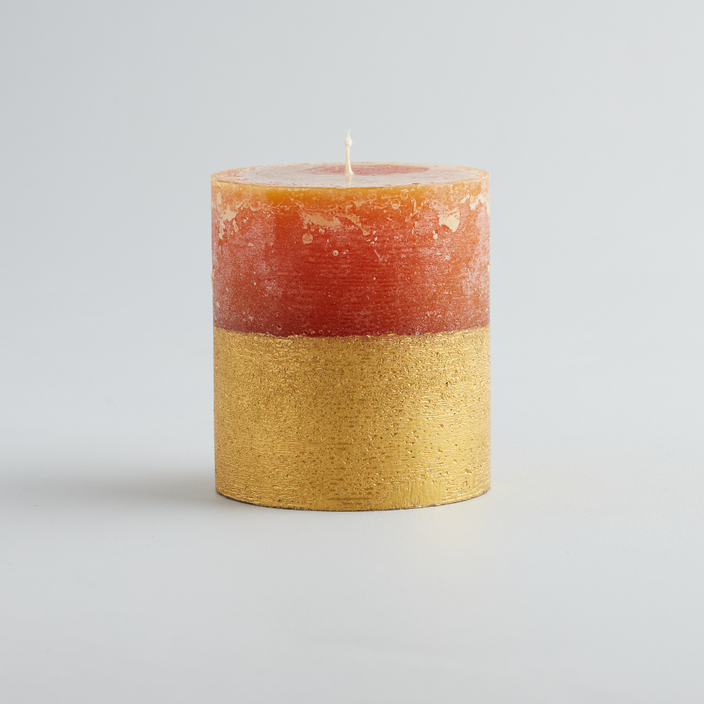 Warm and festive with orange, cinnamon and clove. St. Eval’s gold-dipped pillar candle glows with rich spice, golden light and Christmas cheer.