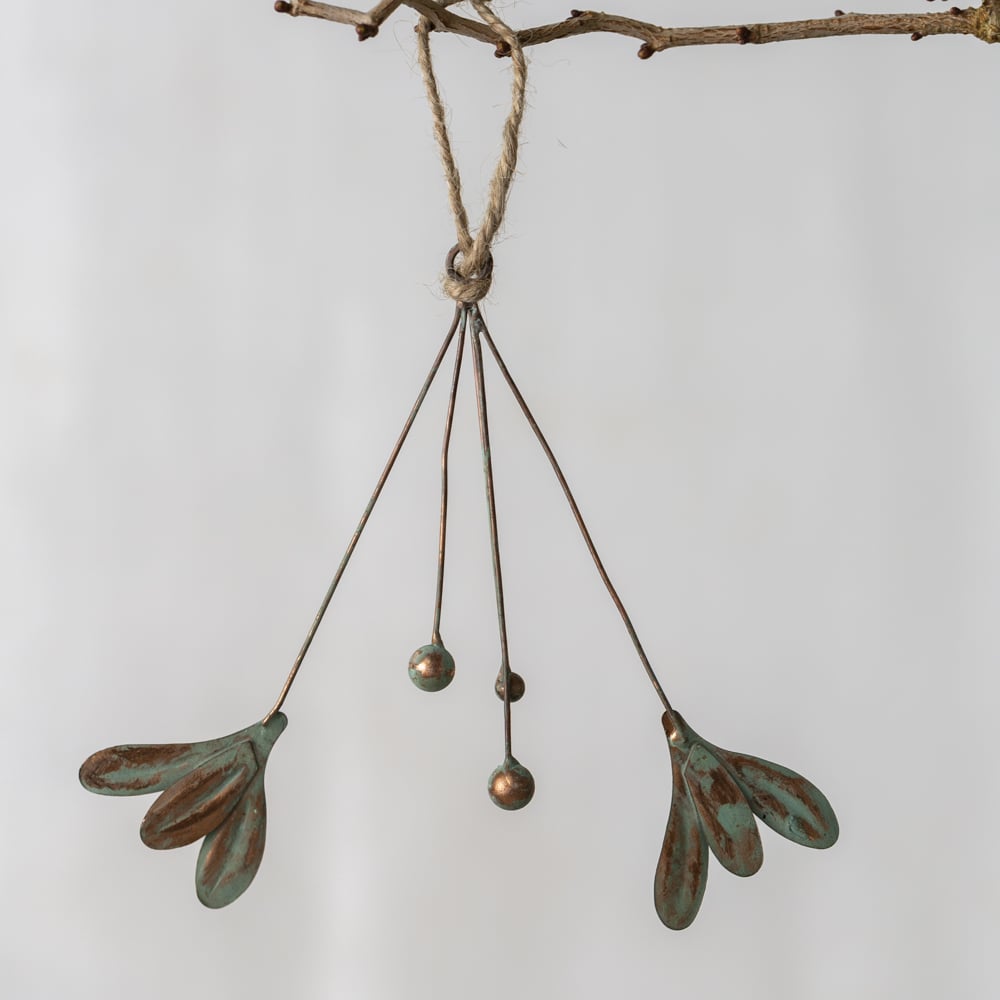 Add a charming detail to your Christmas décor with this vintage inspired metal mistletoe sprig. Hang it on the tree, above the table or on a gift.